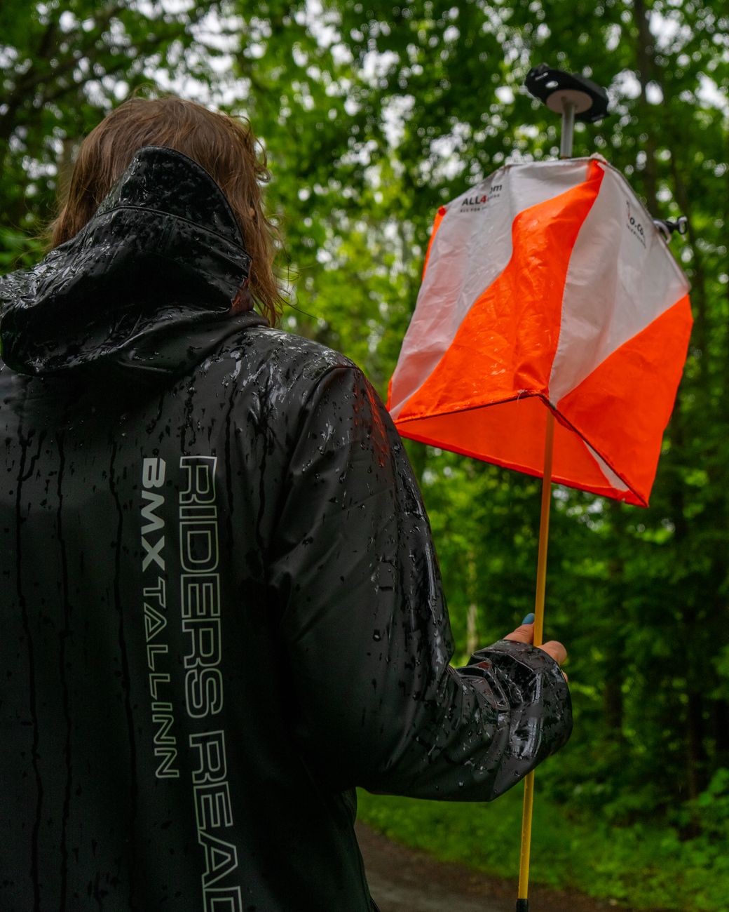 Orienteeruja Kõrvemaa metsas kontrollpunkti juures